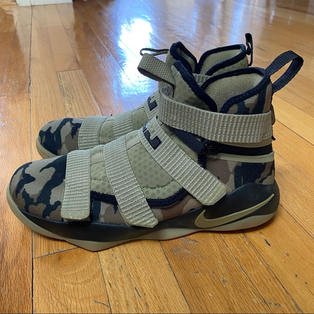 Nike - Lebron Soldier XI - Boys Size 7Y